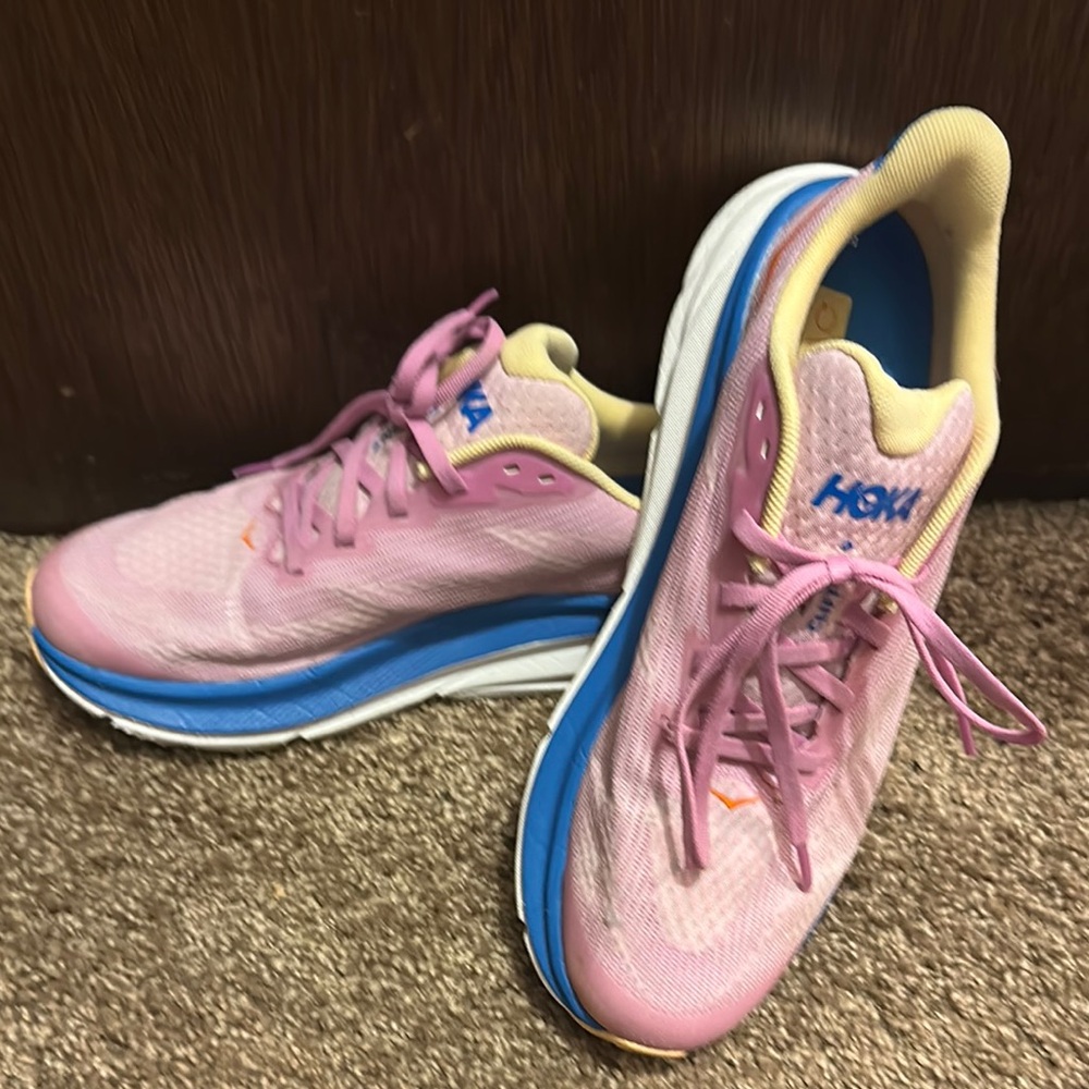 Hoka ONEONE Clifton 9 pink sneakers